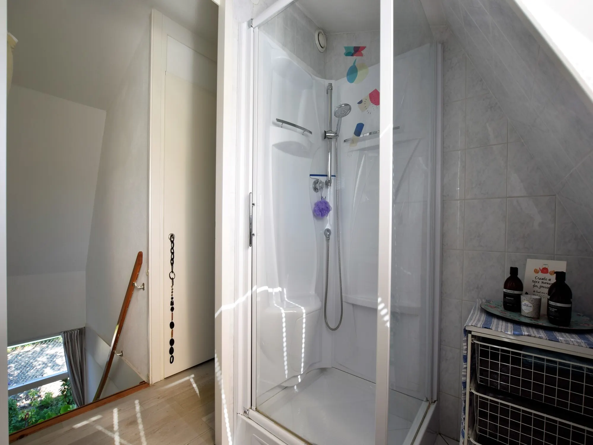 De badkamer met douche