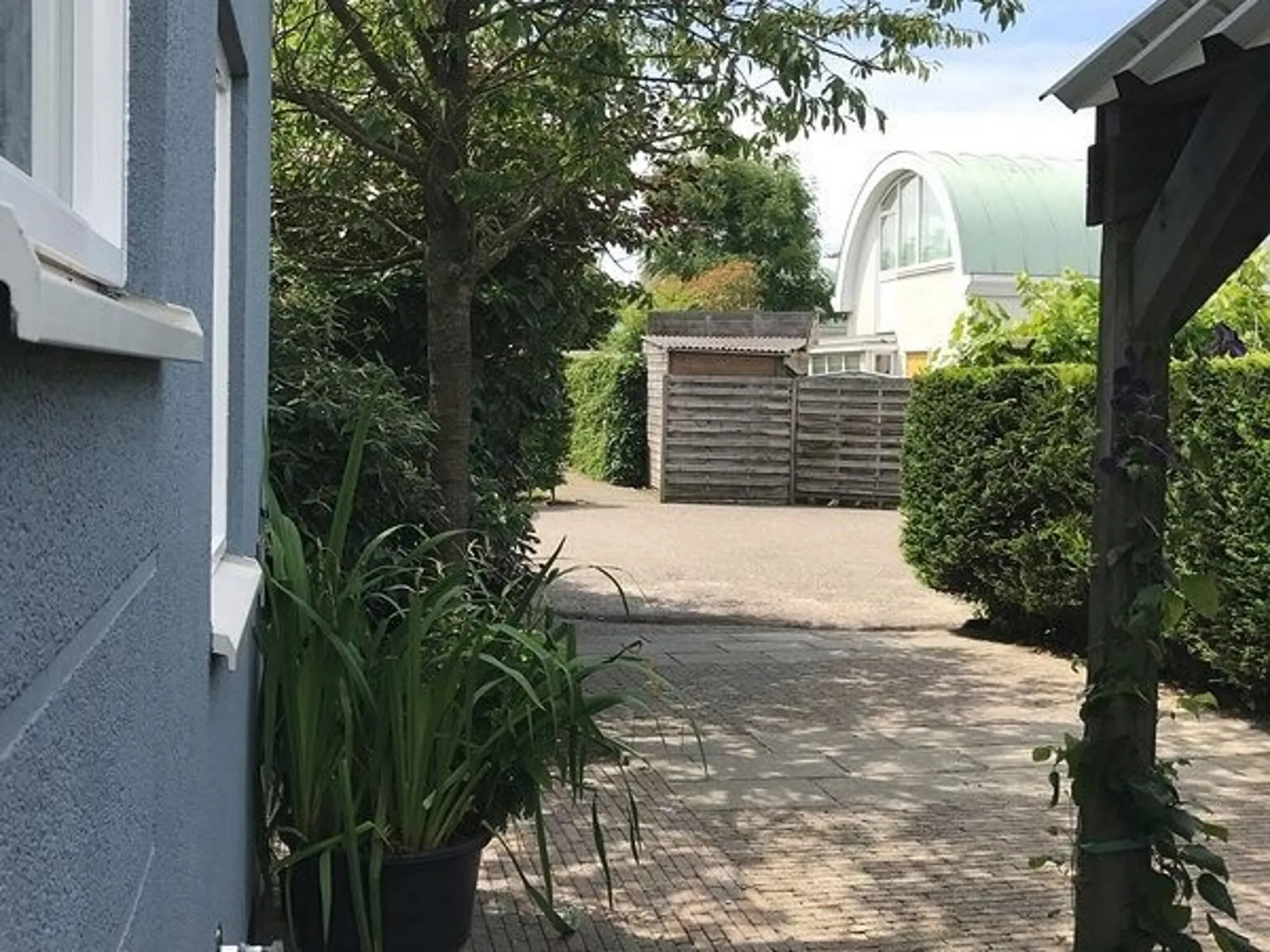 Het laantje naast het huis