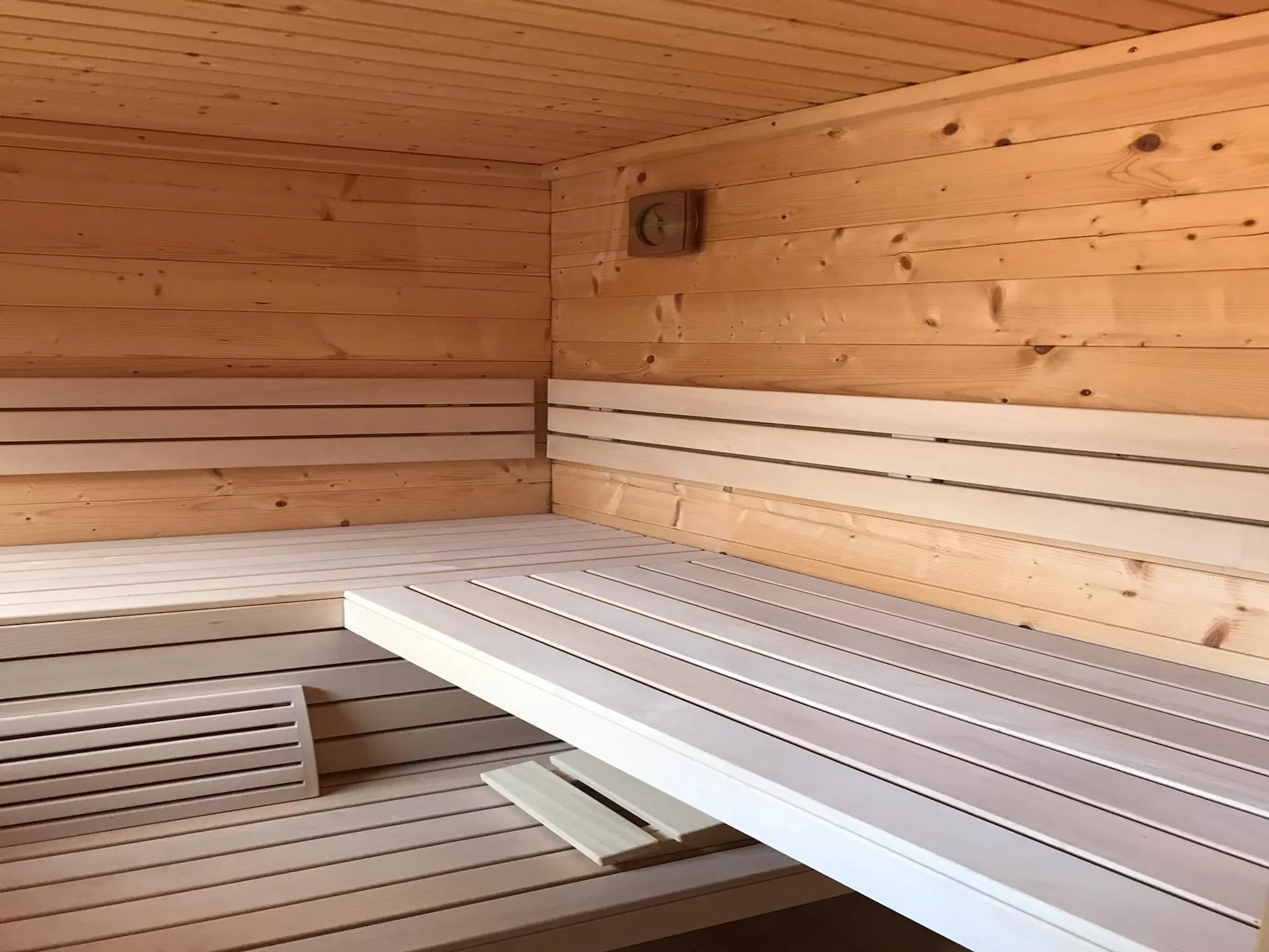 De banken in de sauna